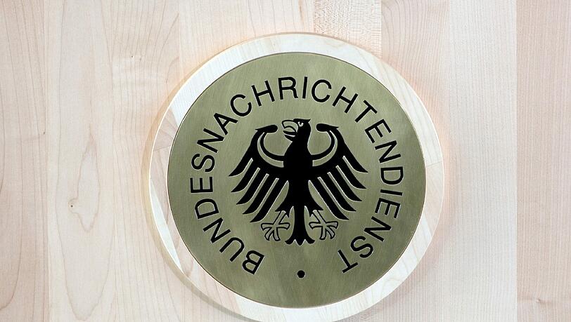 Das Logo des Bundesnachrichtendienstes an der Nordbebauung der Zentrale des BND. Das Logo des Bundesnachrichtendienstes an der Nordbebauung der Zentrale des BND.