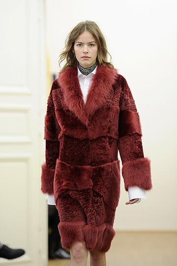 Models präsentieren die neue Herbst/Winter-Kollektion von Escada