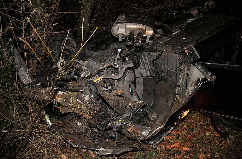 Bilder vom Unfallort in Trostberg: Der alkoholisierte Fahrer (23 J.) wurde schwer verletzt.