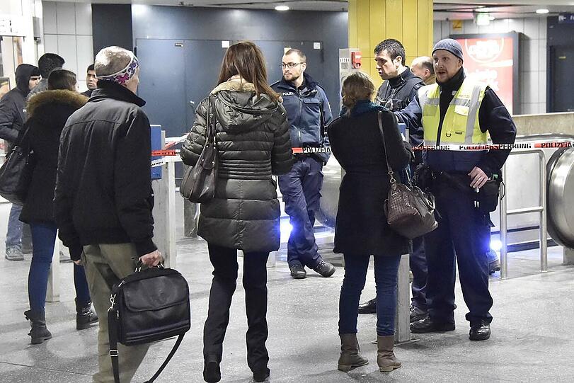 Bilder vom S-Bahnhof am Rosenheimer Platz. Hier kam es am Montagmorgen zu einem technischen Defekt an der Oberleitung. Die Folge war eine Sperrung der Stammstrecke. Der Bahnhof wurde von der Polizei abgesperrt. Nach einiger Zeit durften Fahrgäste, die stadtauswärts fahren wollten, die Absperrung passieren.