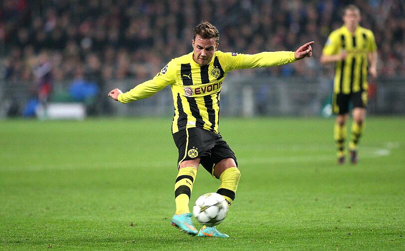 2011 und 2012 wird Borussia Dortmund Deutscher Meister. Nach und nach kaufen die Bayern dem BVB die Eckpfeiler des Erfolgs weg: zunächst kommt Mario Götze zur Saison 2013/14...