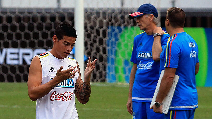 James Rodríguez (links) im Training der kolumbianischen Nationalmannschaft. Zweiter von rechts Trainer José Pekerman.
