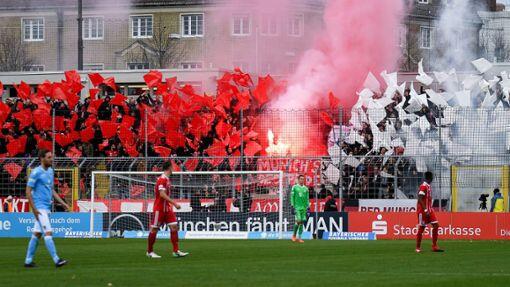 Pyro-Faux-pas im Grünwalder Stadion: Bayern-Fans zündeln während dem Derby beim TSV 1860.