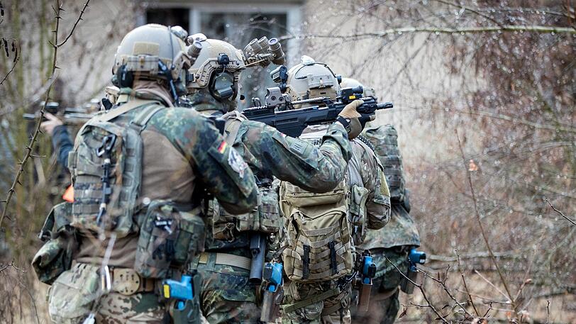 In der Diskussion: Soldaten der Eliteeinheit Kommando Spezialkräfte (KSK) trainieren den Häuserkampf und eine Geiselbefreiung.