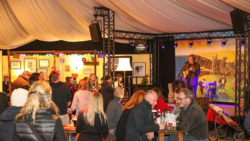 Jeden Abend wird Livemusik auf der Bühne gespielt.