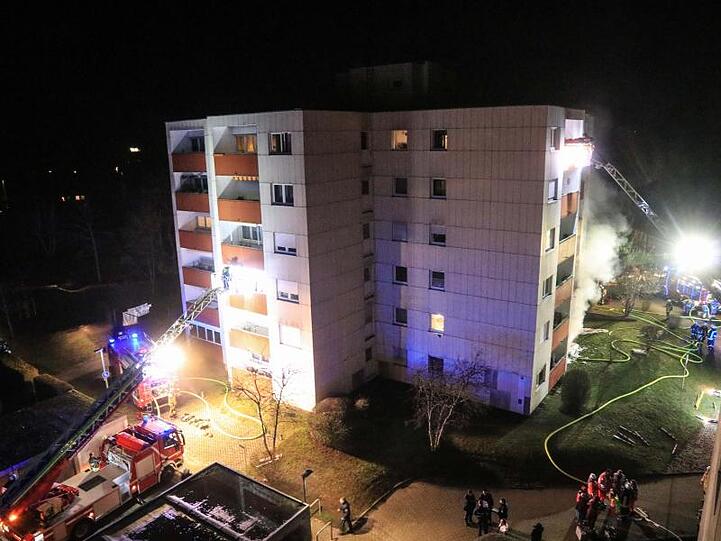 Die Feuerwehr löscht einen Brand in einem Wohnhaus in Memmelsdorf. Foto: News5/ Merzbach/NEWS5