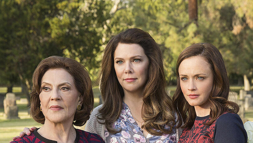 Emily (Kelly Bishop, v.l.), Lorelai (Lauren Graham) und Rory (Alexis Bledel) in "Gilmore Girls: Ein neues Jahr". Emily (Kelly Bishop, v.l.), Lorelai (Lauren Graham) und Rory (Alexis Bledel) in "Gilmore Girls: Ein neues Jahr".