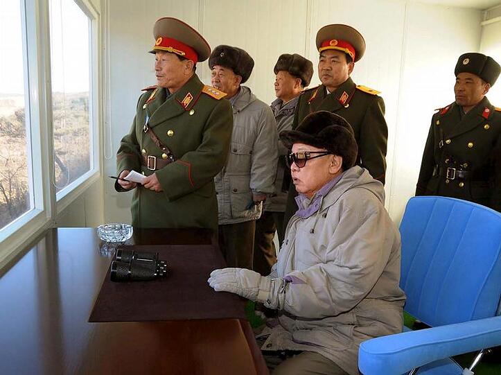 Nordkoreas Präsident Kim Jong Il besucht einen Miliärstützpunkt.