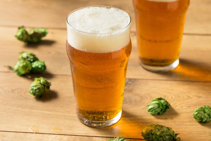 Das India Pale Ale wurde ursprünglich für den Schiffstransport nach Indien stark gehopft - so entstand neben der gewünschten Haltbarkeit sein intensives Aroma. Heute ist das IPA das Aushängeschild der Craft-Bier-Bewegung. Es schmeckt oft fruchtig, harzig oder blumig - und ist vor allem bei experimentierfreudigen Biertrinkern beliebt. Das India Pale Ale wurde ursprünglich für den Schiffstransport nach Indien stark gehopft - so entstand neben der gewünschten Haltbarkeit sein intensives Aroma. Heute ist das IPA das Aushängeschild der Craft-Bier-Bewegung. Es schmeckt oft fruchtig, harzig oder blumig - und ist vor allem bei experimentierfreudigen Biertrinkern beliebt.