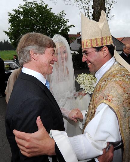 Der Geistliche, Monsignore Kirchmeier (r) begrüßt die Braut Felipa Prinzessin von Bayern und den Brautvater, Leopold Prinz von Bayern