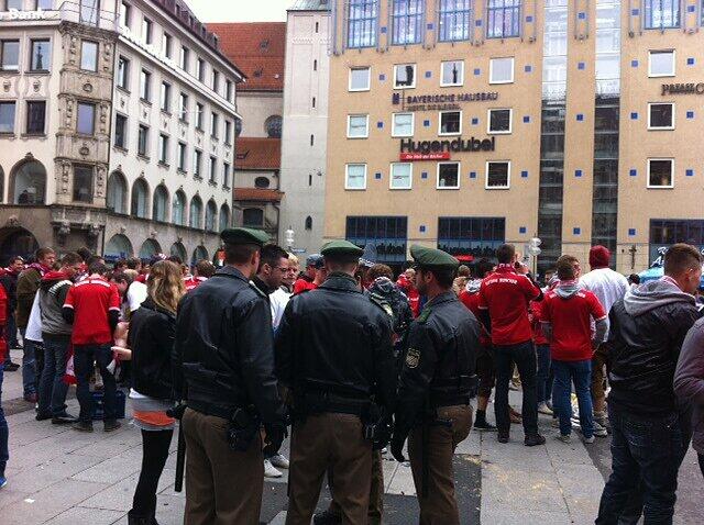 Die Bayernfans sind bereit für einen außergewöhnlichen Fußballabend. Bei brittischem Wetter und bayerischem Bier präsentieren sie die Fans lautstark am Marienplatz. Die besten Bilder.
