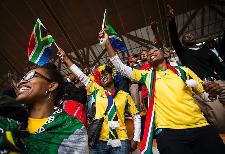 Südafrika verabschiedet sich von Nelson Mandela. Um 14 Uhr MEZ beginnt die gigantische Trauerfeier, die auf 90 Leinwände im Land übertragen wird. So langsam füllen sich die Plätze im Land. Hier die Bilder...