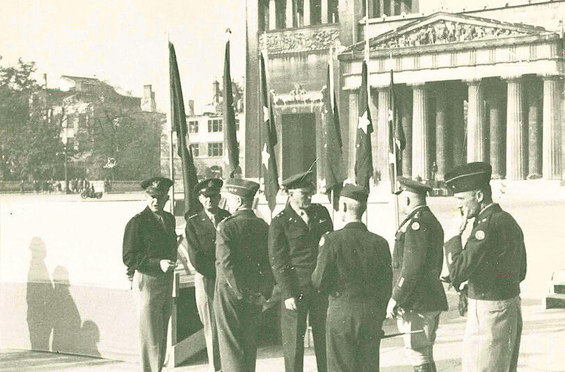 Die Militärs mit US-Flaggen vor den Propyläen.