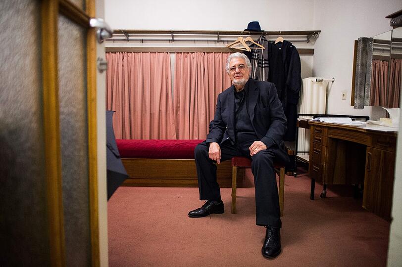 Vorbereitung auf den 60 Wiener Opernball: Star-Tenor Placido Domingo sitzt in seiner Garderobe. Er wird am Abend auftreten.