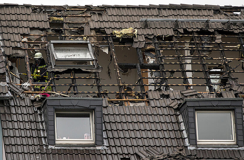 In Duisburg sind bei einem Wohnhaus-Brand zwei Menschen ums Leben gekommen.