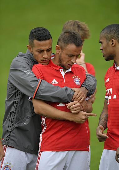 Ich hab dich gaaaanz doll lieb! Thiago knuddelt Rafinha.