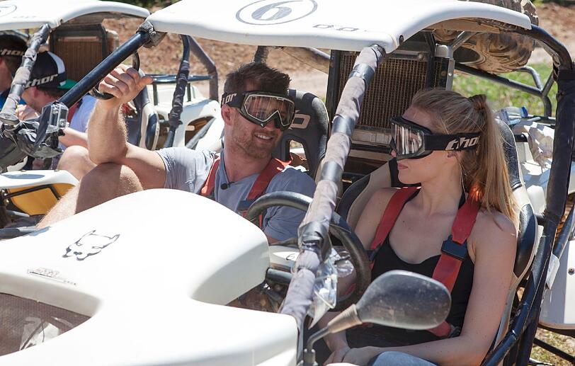 Pascal und Anna gemeinsam im Buggy.