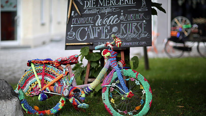 Mit Häkel-Radln wirbt der Wolle-Laden "Mercerie". Kaffee gibt&rsquo;s auch.