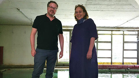 SPD-Stadtrat Lars Mentrup besichtigt mit Anwohnerin Andrea Kropf ihren vollgelaufenen Keller.