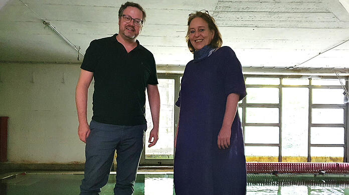 SPD-Stadtrat Lars Mentrup besichtigt mit Anwohnerin Andrea Kropf ihren vollgelaufenen Keller.