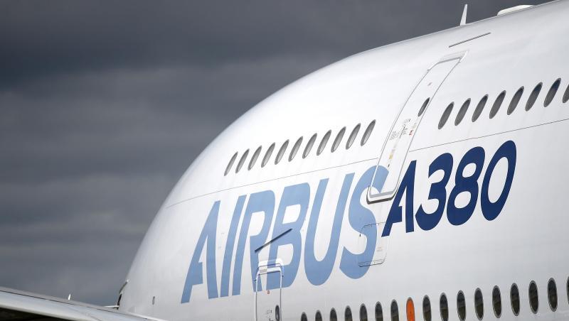 Ein A380 des europäischen Flugzeugherstellers Airbus auf der Farnborough International Airshow. Ein A380 des europäischen Flugzeugherstellers Airbus auf der Farnborough International Airshow.