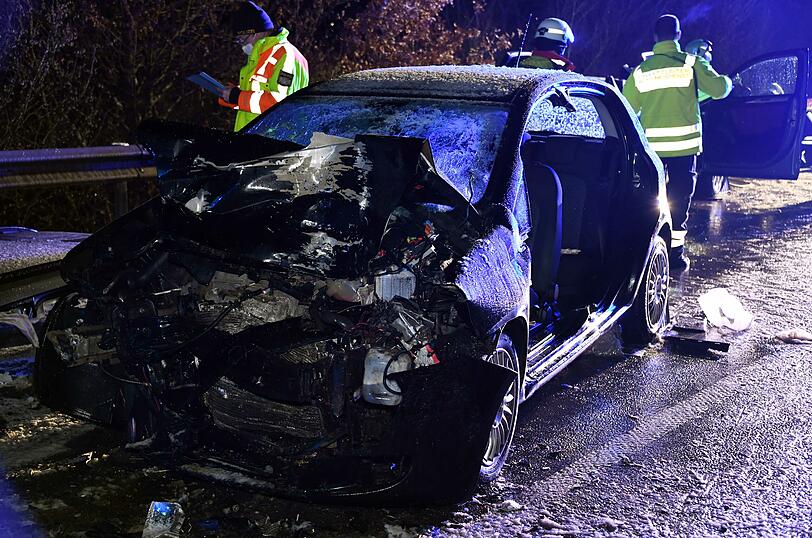 Die 33-Jährige prallte mit ihrem Auto frontal in das Fahrzeug der 20-Jährigen - beide wurden schwer verletzt.