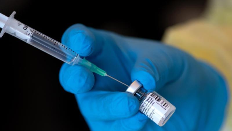 Eine Mitarbeiterin vom Bayerischen Roten Kreuz mit dem Impfstoff von Biontech/Pfizer gegen das Coronavirus SARS-CoV-2.