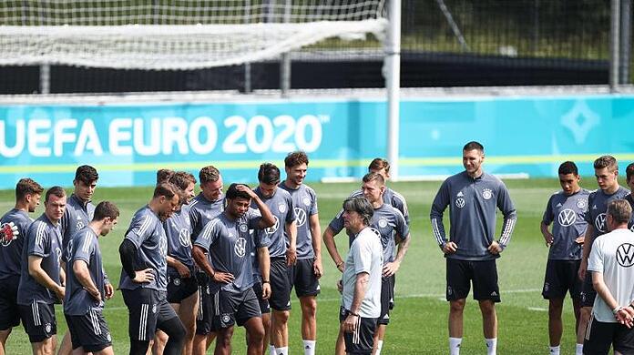 Bundestrainer Joachim Löw (M), sein Trainerteam und die Spieler stehen vor dem Training im Kreis.