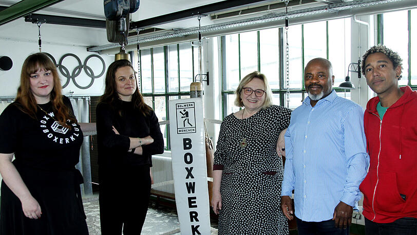 Zum Foto in den Boxring, symbolisch für den Kampf für die geflüchteten Studenten: v.l.: Linda Kirschner, Luisa Dormeyer, Inge Poljak, Kazeem Ojoye und Paulo Cesar dos Santos Conceicao. Das Boxwerk organisiert solidarische Trainings für die Geflüchteten.