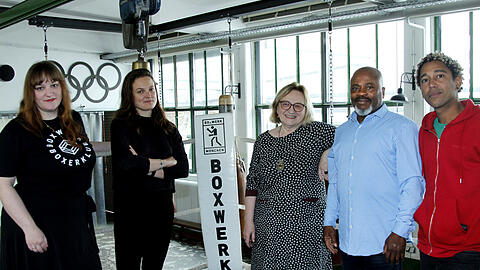 Zum Foto in den Boxring, symbolisch für den Kampf für die geflüchteten Studenten: v.l.: Linda Kirschner, Luisa Dormeyer, Inge Poljak, Kazeem Ojoye und Paulo Cesar dos Santos Conceicao. Das Boxwerk organisiert solidarische Trainings für die Geflüchteten.