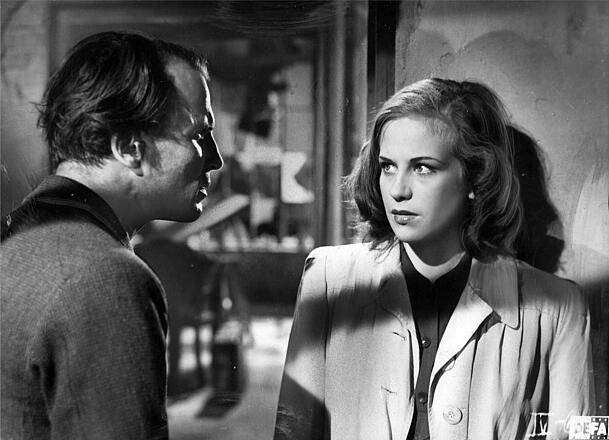 Ernst Wilhelm Borchert als Doktor Hans Mertens und Hildegard Knef als Susanne Wallner in einer Szene des Films "Die Mörder sind unter uns" (1946). Ernst Wilhelm Borchert als Doktor Hans Mertens und Hildegard Knef als Susanne Wallner in einer Szene des Films "Die Mörder sind unter uns" (1946).