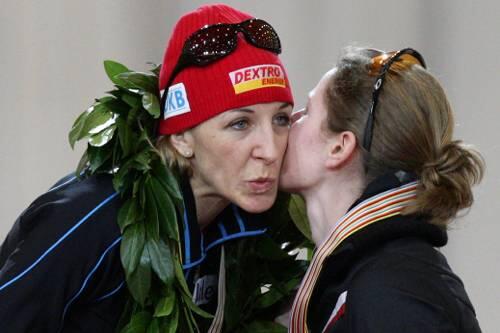 Christine Nesbitt (r.), die Dritte aus Kanada, gratuliert Anni Friesinger zum Sieg über 1500 Meter.