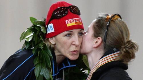 Christine Nesbitt (r.), die Dritte aus Kanada, gratuliert Anni Friesinger zum Sieg über 1500 Meter. Christine Nesbitt (r.), die Dritte aus Kanada, gratuliert Anni Friesinger zum Sieg über 1500 Meter.
