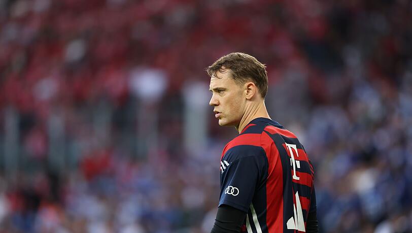 Manuel Neuer wurde bei seinem möglicherweise letzten Auftritt in der Schalker Arena ausgepiffen. Manuel Neuer wurde bei seinem möglicherweise letzten Auftritt in der Schalker Arena ausgepiffen.