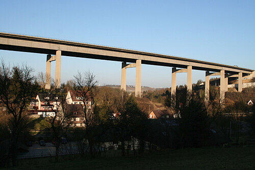 Die Autobahnbrücke bei Heidingsfeld.