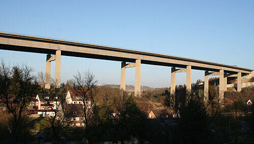 Die Autobahnbrücke bei Heidingsfeld. Die Autobahnbrücke bei Heidingsfeld.