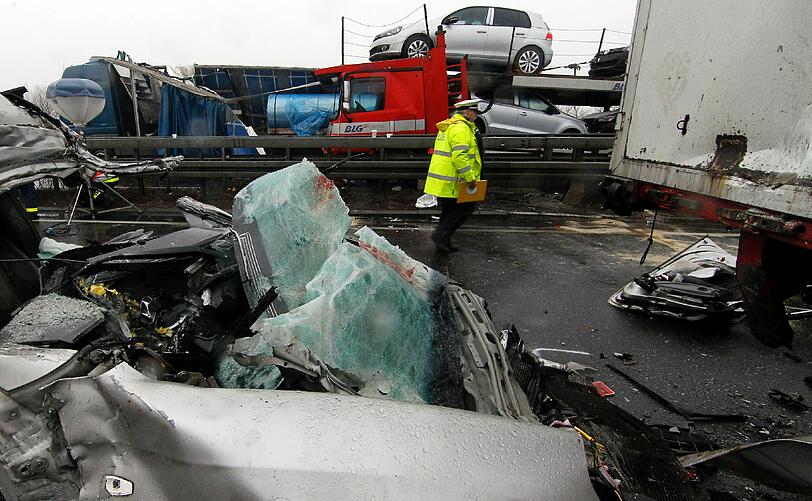 Eine Massenkarambolage mit einem Toten und mehreren Verletzten hat zur Vollsperrung der sonst vielbefahrenen Autobahn 57 zwischen Köln und Düsseldorf geführt - die Bilder.