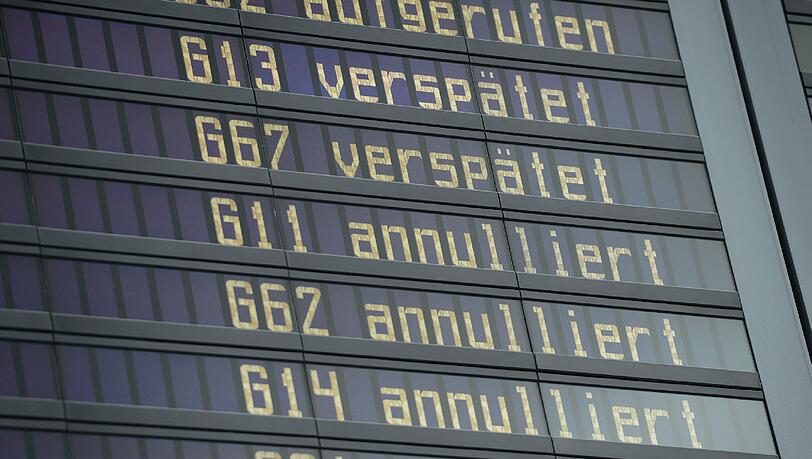 146 Flüge mussten am Münchner Flughafen annulliert werden, bei vielen anderen kam es zu massiven Verspätungen. 146 Flüge mussten am Münchner Flughafen annulliert werden, bei vielen anderen kam es zu massiven Verspätungen.