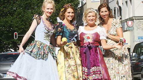 Lola Paltinger (r.), inspiriert von Disney-Prinzessinnen: Andrea Sokol, Karen Webb, Jutta Speidel (v.l.) tragen ihre Dirndl.