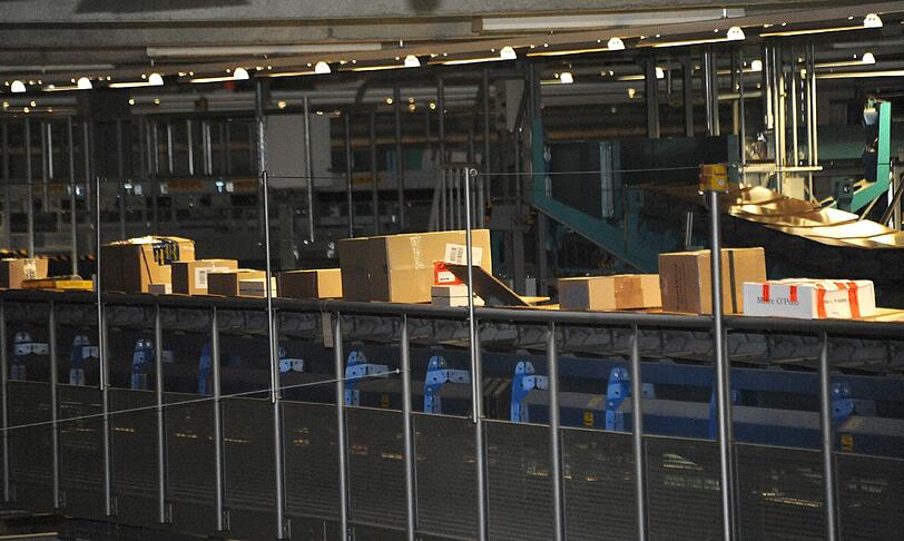 Voll beladene Paketbänder so weit das Auge reicht. Die Bilder aus dem Paketzentrum in Aschheim. Vor Weihnachten herrscht hier Hochbetrieb.