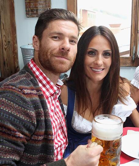 Xabi Alonso schien besonders viel Spaß zu haben. Er schreibt auf Twitter: "Es macht richtig Spaß. Ich habe Bilder vom #Oktoberfest gesehen, aber man muss es mal erlebt haben."