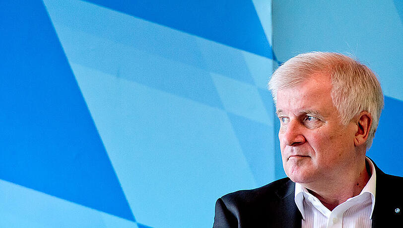 CSU-Chef Horst Seehofer wirft Bundesjustizminister Heiko Maas (SPD) vor, "dass er von den Lebensrealitäten etwas entfernt ist". CSU-Chef Horst Seehofer wirft Bundesjustizminister Heiko Maas (SPD) vor, "dass er von den Lebensrealitäten etwas entfernt ist".