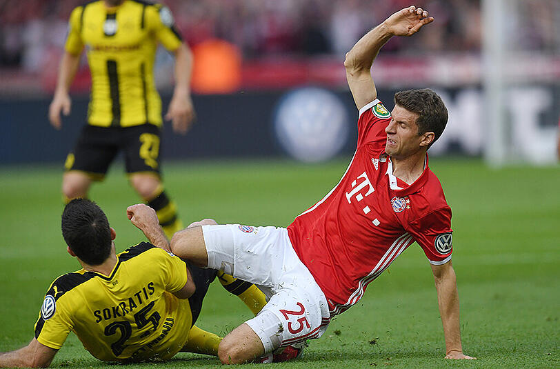 Thomas Müller, Note 2: Wie so oft mit den meisten klaren Torchancen: schoss knapp drüber (4.), köpfte knapp drüber (22.). Im Passspiel fehlerhaft, trieb Guardiola damit in den Wahnsinn. Aber: Ganz sicher vom Elfmeterpunkt.