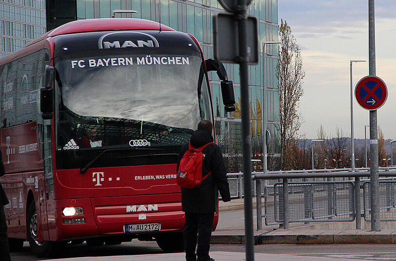 8.45 Uhr: Der Bayern-Bus fährt vor...