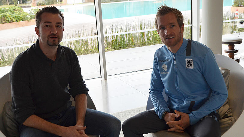 AZ-Reporter Matthias Eicher im Gespräch mit 1860-Kapitän Stefan Aigner (rechts).