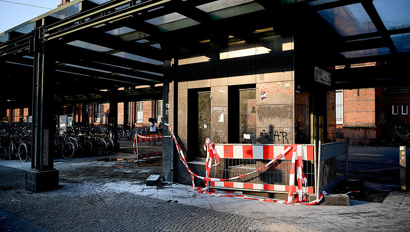 Brandspuren sind nach dem Angriff auf zwei Obdachlose am Cajamarcaplatz am S-Bahnhof Schöneweide am abgesperrten Tatort zu sehen. Brandspuren sind nach dem Angriff auf zwei Obdachlose am Cajamarcaplatz am S-Bahnhof Schöneweide am abgesperrten Tatort zu sehen.