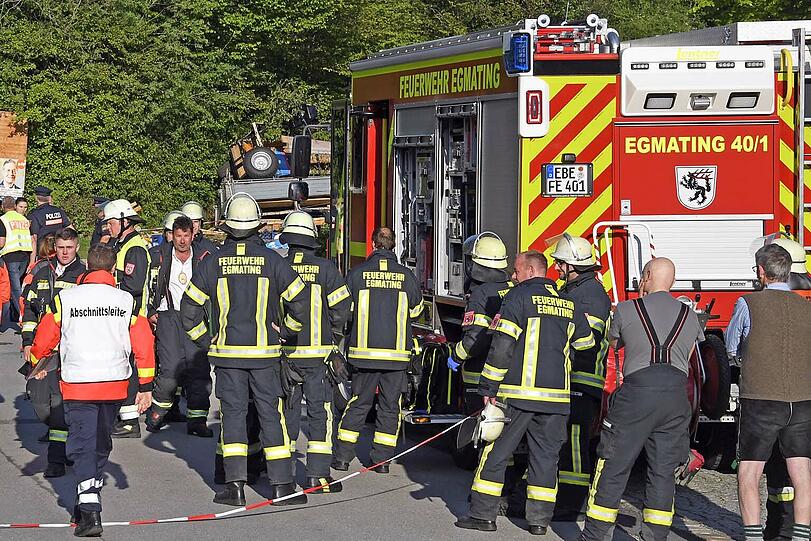 In Egmating (Lkr. Ebersberg) ist am Mittwoch ein Maibaumwagen umgestürzt - dabei wurden zahlreiche Menschen teils schwer verletzt.