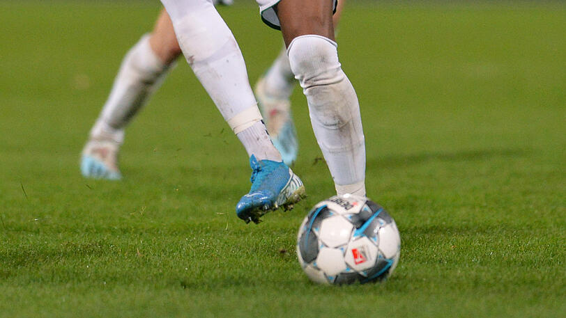 Wird sich bald der erste aktive Profi-Fußballer in Deutschland als schwul outen? (Symbolbild)