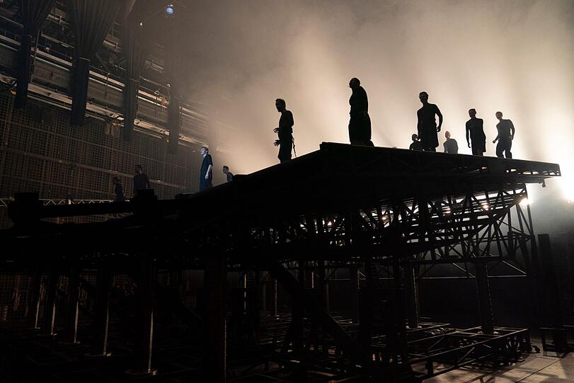 Die "Bakchen" von Ulrich Rasche und Euripides im Burgtheater.
