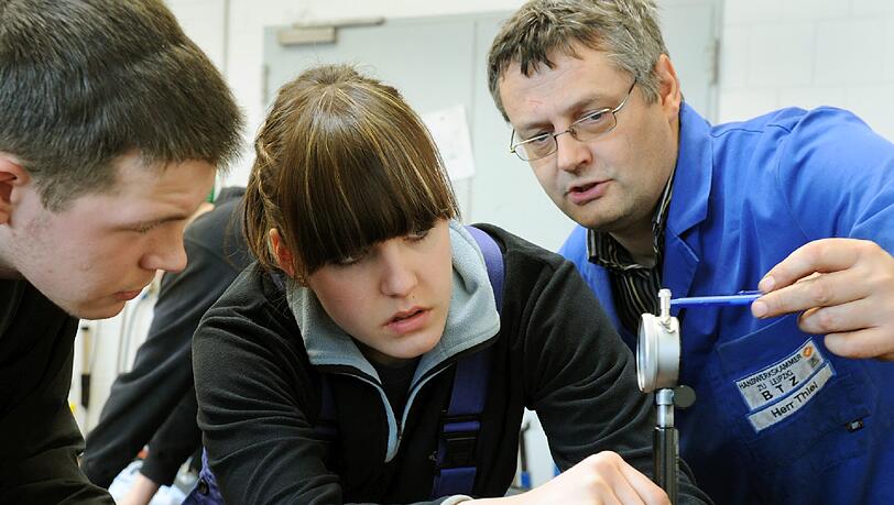 Immer mehr Schüler entscheiden sich nach dem Abschluss für ein duales Studium. Immer mehr Schüler entscheiden sich nach dem Abschluss für ein duales Studium.